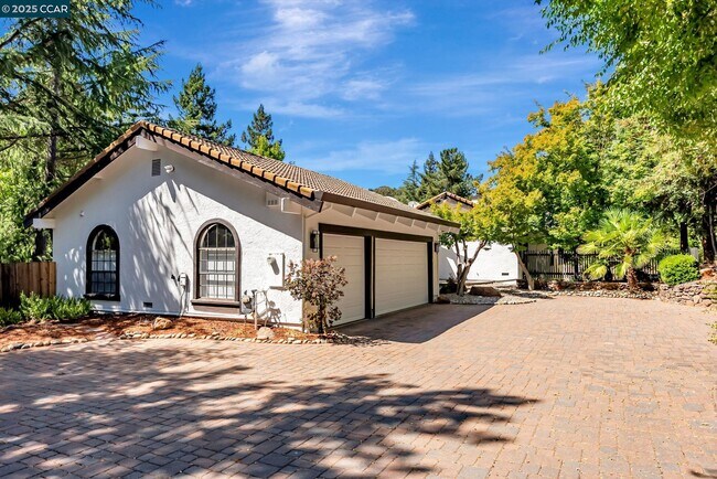 1108 Howard Hls Rd in Lafayette, CA - Building Photo - Building Photo