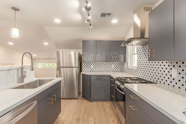 property at 125 N 11th Ave