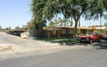 Las Gardenias Apartments in Fresno, CA - Building Photo - Building Photo