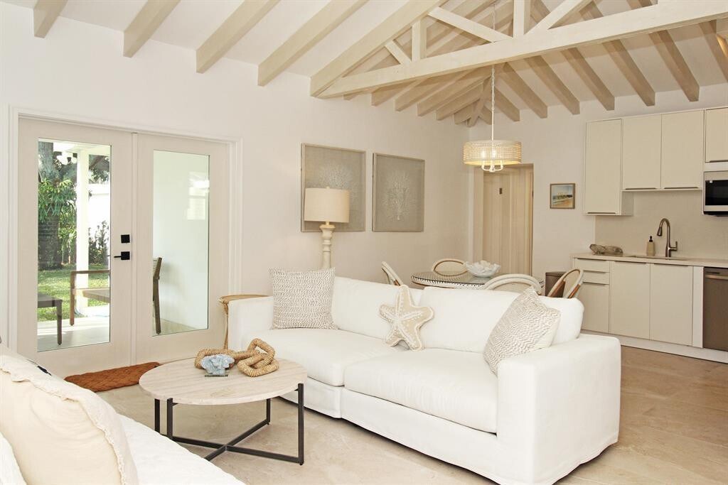 221 Princeton Dr in Lake Worth Beach, FL - Building Photo