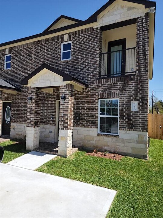 7927 Bowen St in Houston, TX - Building Photo