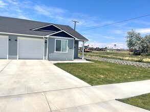 240 Claret Dr in Prosser, WA - Building Photo - Building Photo