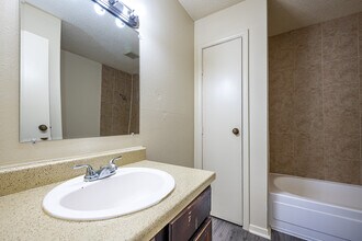Bellemont Victoria II in Baton Rouge, LA - Building Photo - Interior Photo