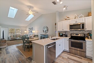 12321 Sun Vista Ct W in Treasure Island, FL - Building Photo - Building Photo