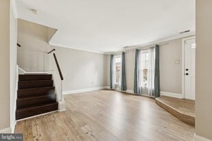 7420 Houndsbury Ct in Alexandria, VA - Building Photo