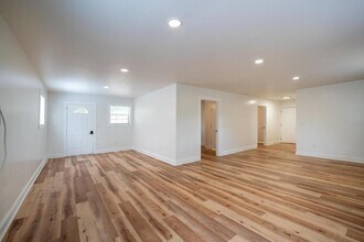 1150 Lake City Hwy in Clinton, TN - Building Photo - Building Photo