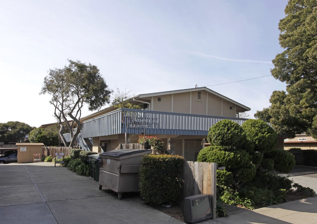 440 Dela Vina Ave in Monterey, CA - Foto de edificio