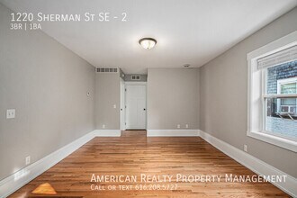 1220 Sherman St SE in Grand Rapids, MI - Building Photo - Building Photo