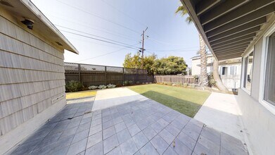 6242 Dorothy Dr in San Diego, CA - Foto de edificio - Building Photo