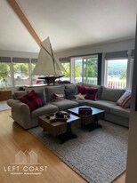 1545 NE Regatta Way in Lincoln City, OR - Building Photo