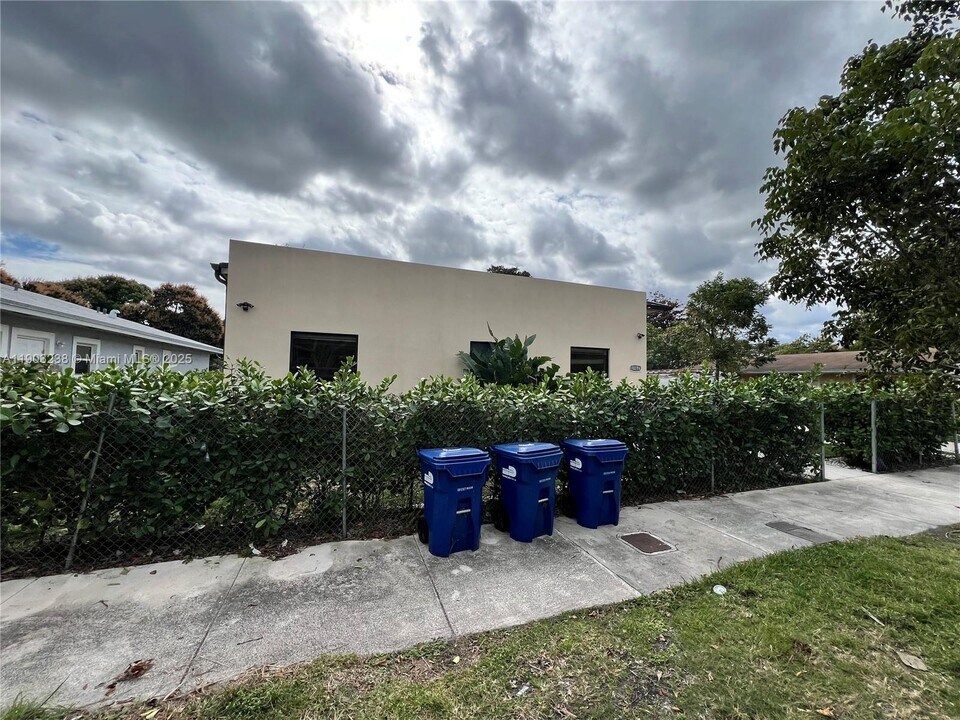 10274 SW 180th St in Miami, FL - Building Photo