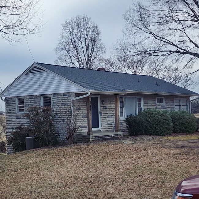 7011 Belews Creek Rd in Belews Creek, NC - Building Photo - Building Photo