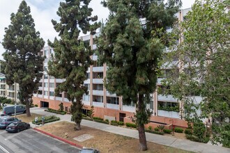 Lafayette Park Towers Condominiums in Los Angeles, CA - Building Photo - Building Photo