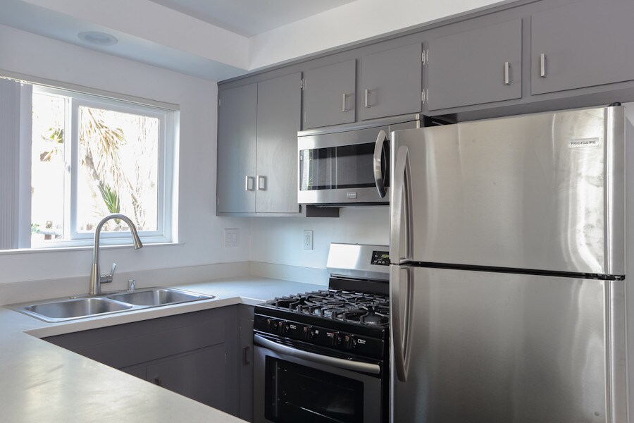 35 Ozone Ave in Los Angeles, CA - Building Photo
