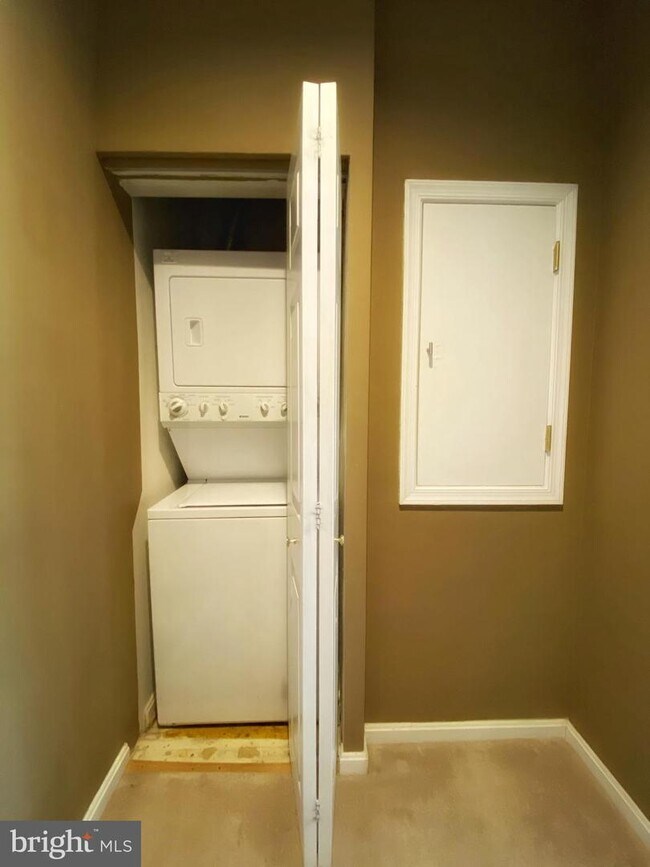 273 S Pickett St-Unit -201 in Alexandria, VA - Foto de edificio - Building Photo