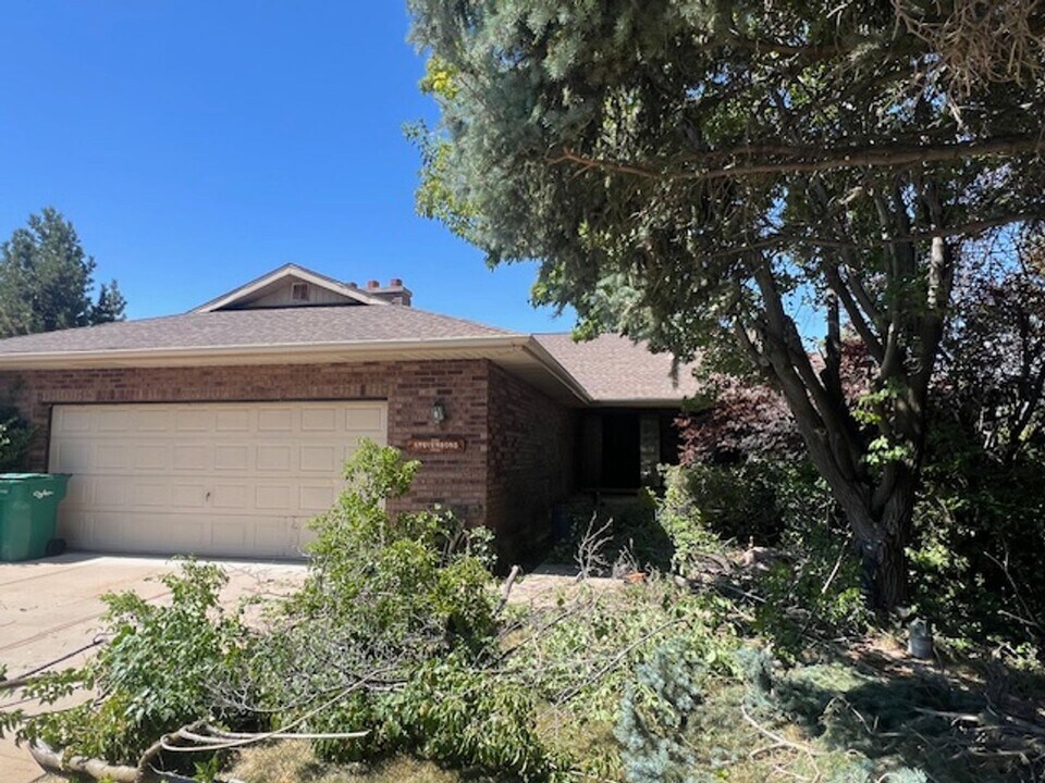1676 Whispering Oaks Dr in Ogden, UT - Building Photo