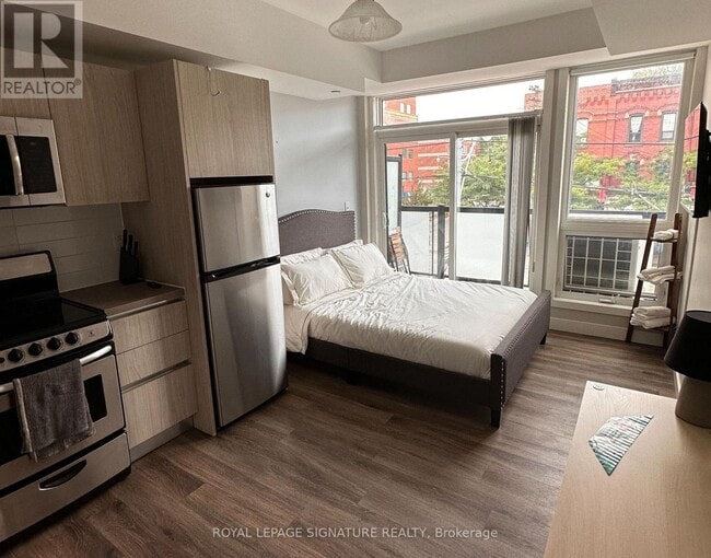 335 College St in Toronto, ON - Building Photo - Building Photo