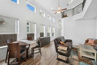 10813 Sentinel Dr in Austin, TX - Building Photo - Building Photo