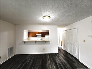 1036 Ancestry Dr in Fayetteville, NC - Foto de edificio - Building Photo