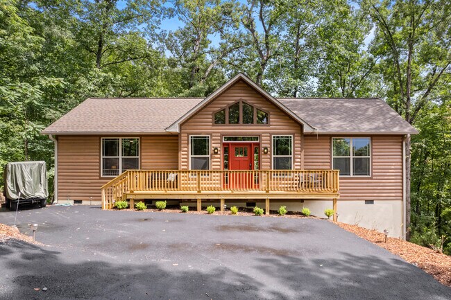 131 Pier Point Dr in Lake Lure, NC - Building Photo - Building Photo