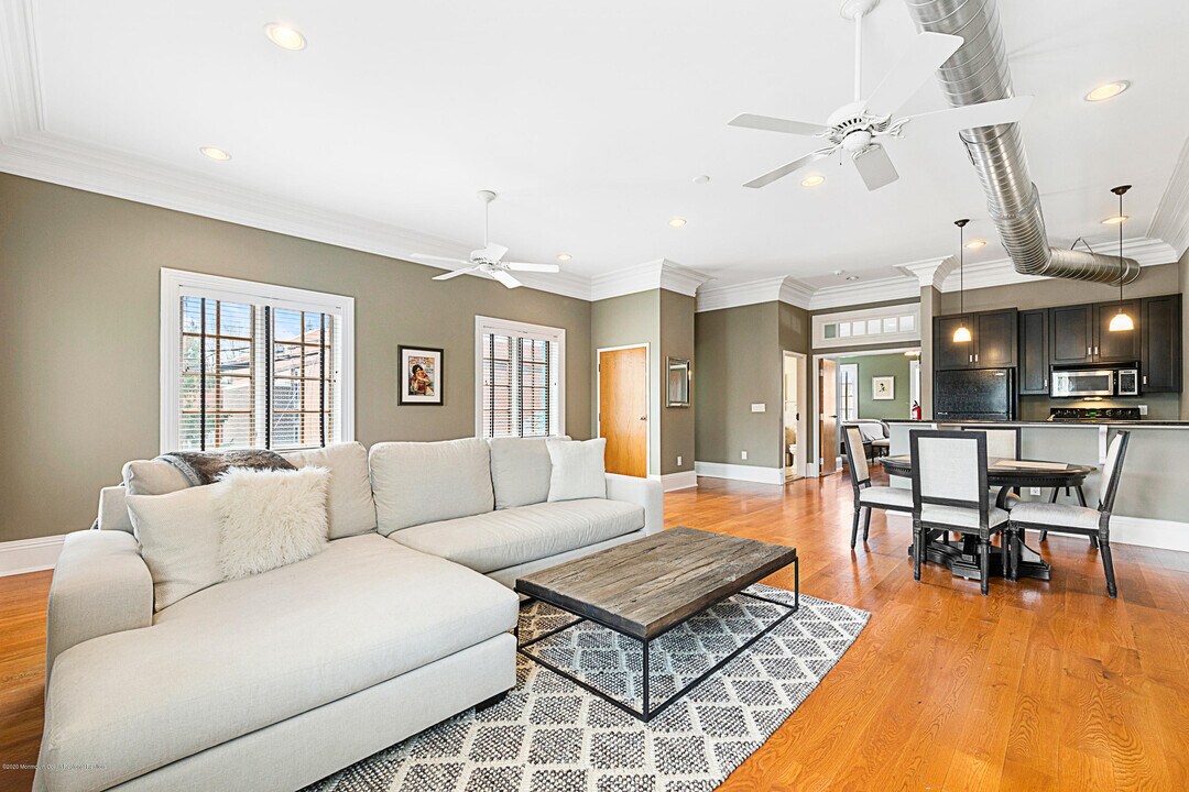 688 Broad St in Shrewsbury, NJ - Building Photo