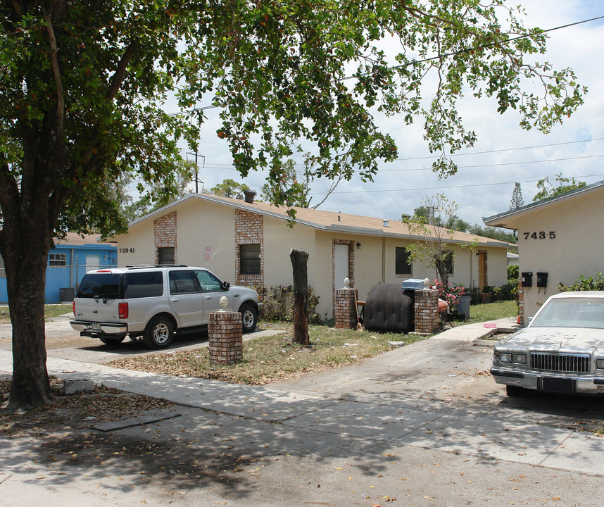 739-749 NW 14th Way in Fort Lauderdale, FL - Building Photo