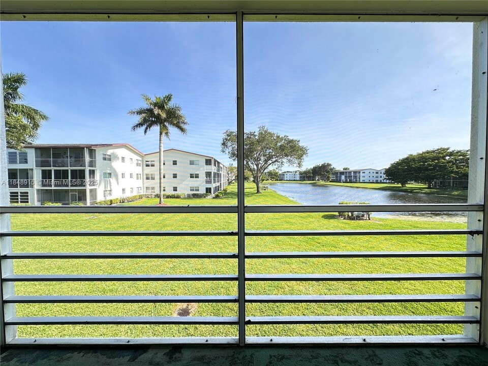 569 Fanshaw N in Boca Raton, FL - Building Photo
