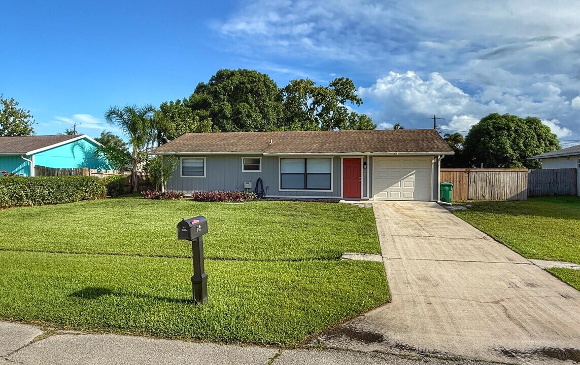 542 SW Duxbury Ave in Port St. Lucie, FL - Building Photo