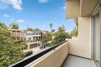 10511 Ashton Ave in Los Angeles, CA - Foto de edificio - Building Photo