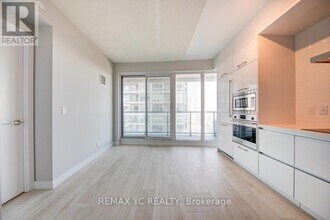 2221 Yonge St in Toronto, ON - Building Photo - Building Photo