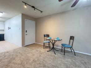 Hampton Court Apartments in Baton Rouge, LA - Foto de edificio - Building Photo