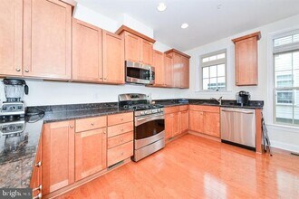 402 N Thomas St in Arlington, VA - Building Photo - Building Photo