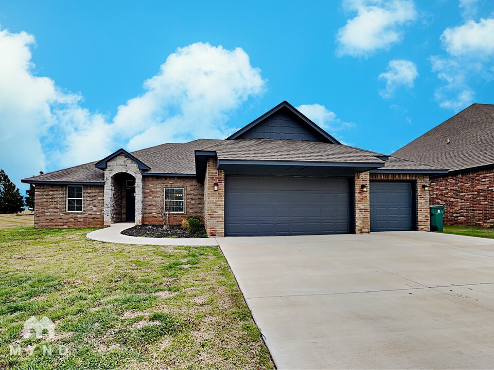 13316 Brampton Way in Yukon, OK - Building Photo
