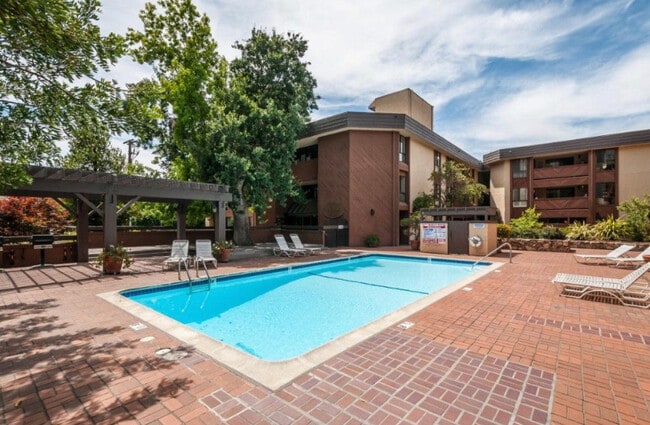 58 N El Camino Real, Unit 214 in San Mateo, CA - Building Photo - Building Photo