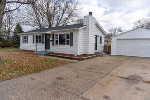 2355 Hawthorne Ct in Bettendorf, IA - Building Photo