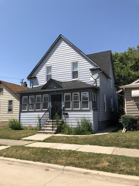 332 Goddard Rd in Wyandotte, MI - Building Photo
