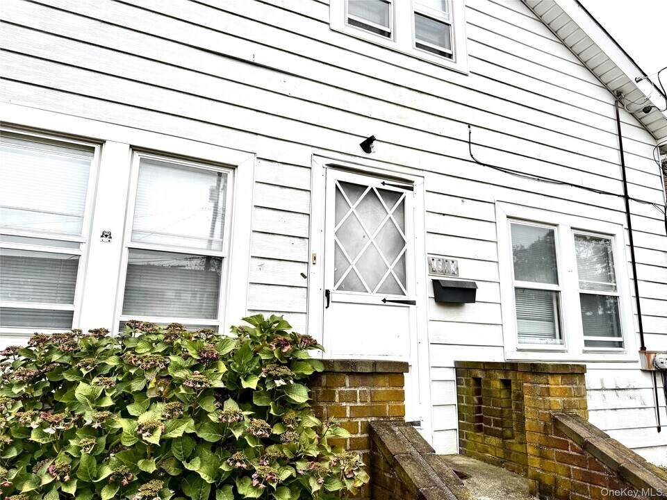 1573 9th St in West Babylon, NY - Foto de edificio