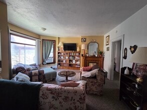 165 W Broadway St, Unit 2 in Winona, MN - Foto de edificio - Building Photo