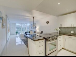 3375 N Country Club Dr, Unit 103 in Miami, FL - Foto de edificio - Building Photo