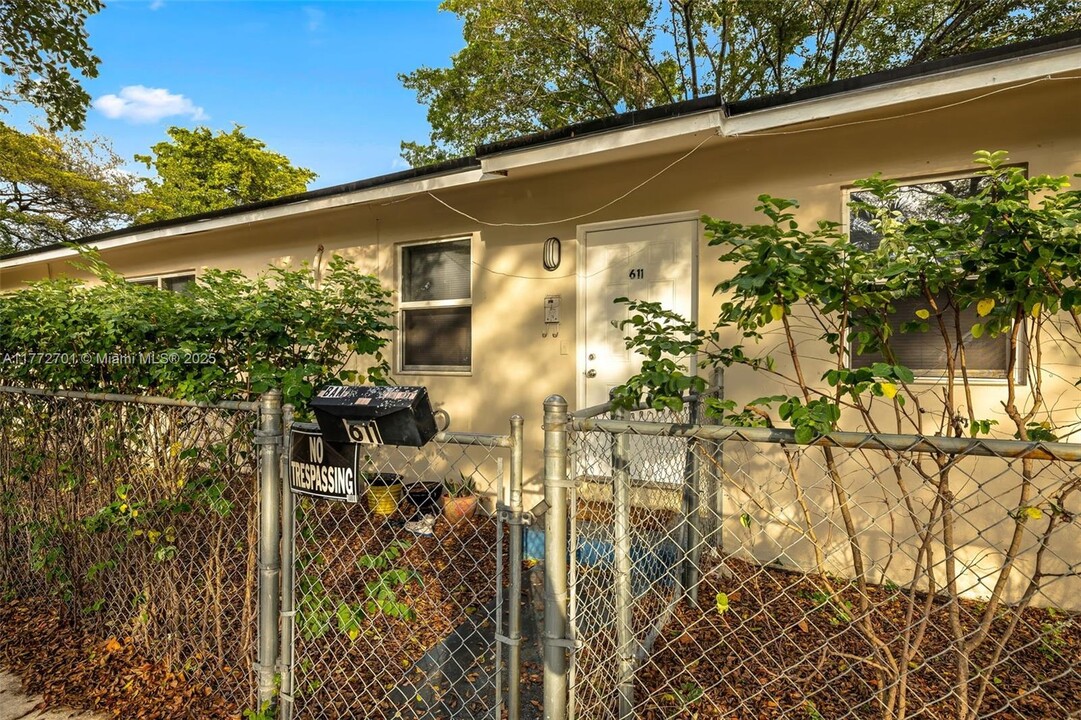 1956 Madison St in Hollywood, FL - Building Photo