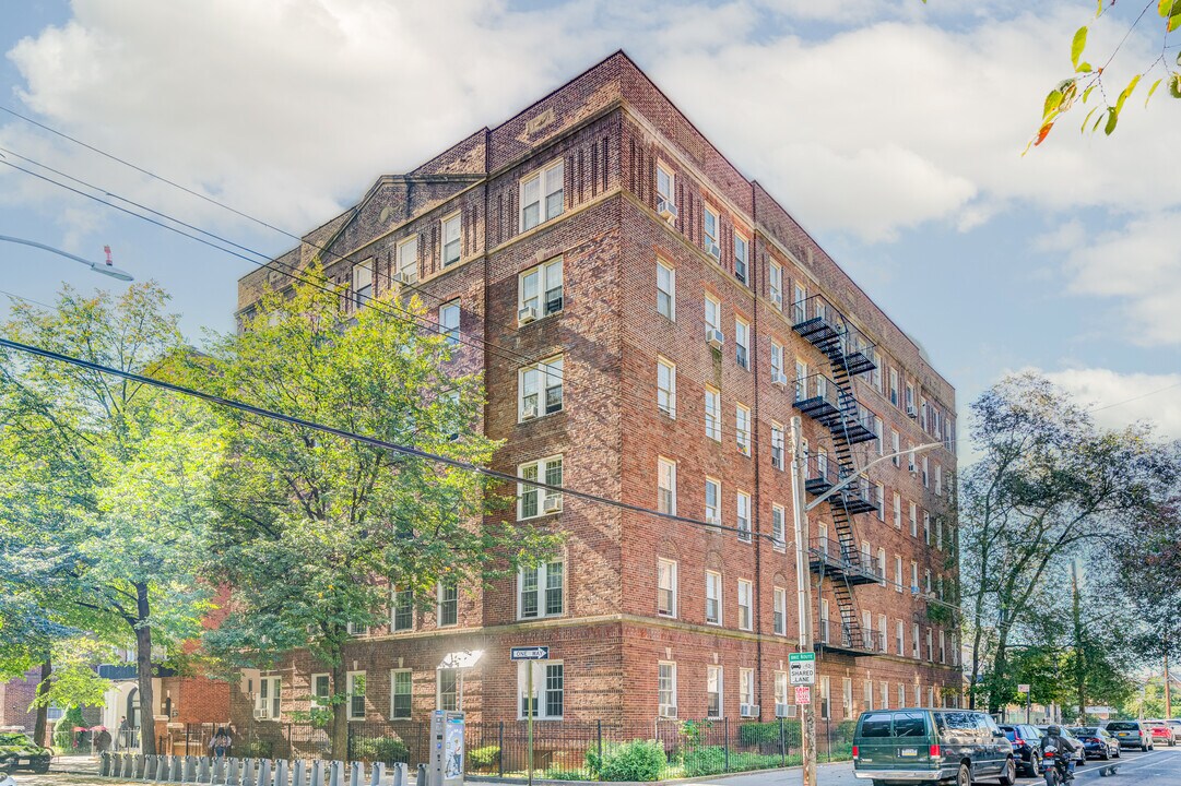 88-11 Elmhurst Ave in Elmhurst, NY - Building Photo