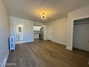 423 Broadway in Saratoga Springs, NY - Building Photo - Building Photo