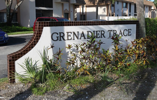 Grenadier Trace in Coral Springs, FL - Foto de edificio - Building Photo
