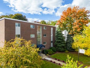 Adams Village in Dorchester, MA - Foto de edificio - Building Photo