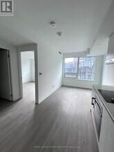 8 Wellesley St W in Toronto, ON - Building Photo - Building Photo