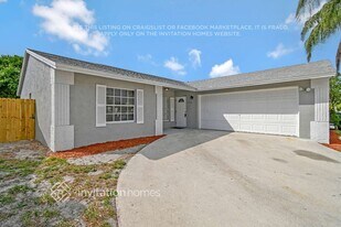 5754 Lincoln Cir E in Greenacres, FL - Building Photo