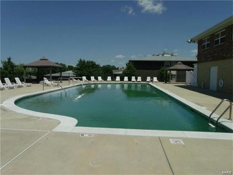 10352 Forest Brook Ln in St. Louis, MO - Foto de edificio