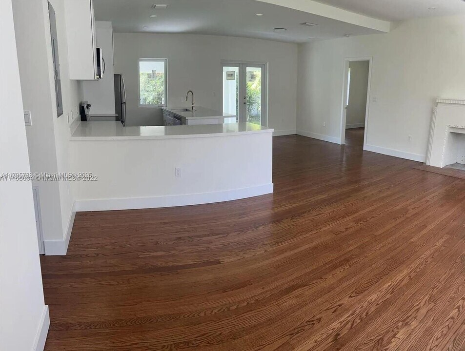 2250 SW 21st St in Miami, FL - Building Photo
