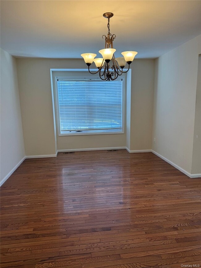 5 Rolling Hill Dr in Patchogue, NY - Building Photo - Building Photo