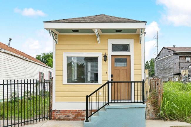 property at 2009 Governor Nicholls St